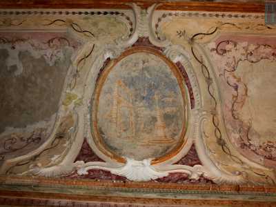 ..e un arco, entrambi abbelliti da decorazioni vegetali